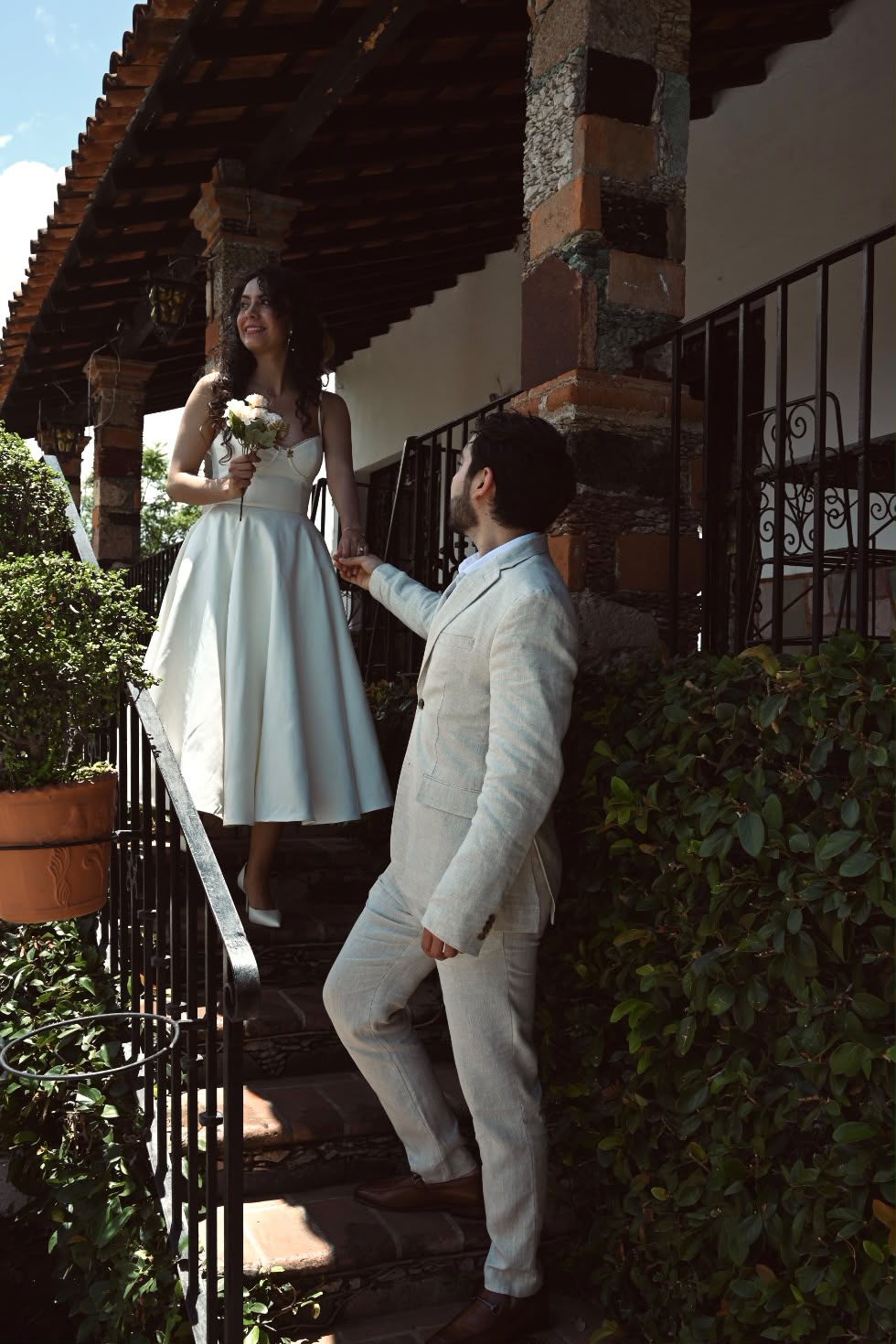Zayra & Ivan tomados de la mano en una escalinata de Taxco